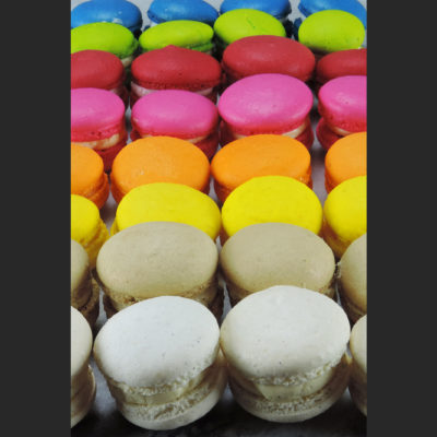 Assortiment de macarons aux parfums variés.